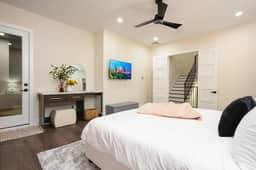 Rooftop Retreat• 5 beds• Downtown HTX Views