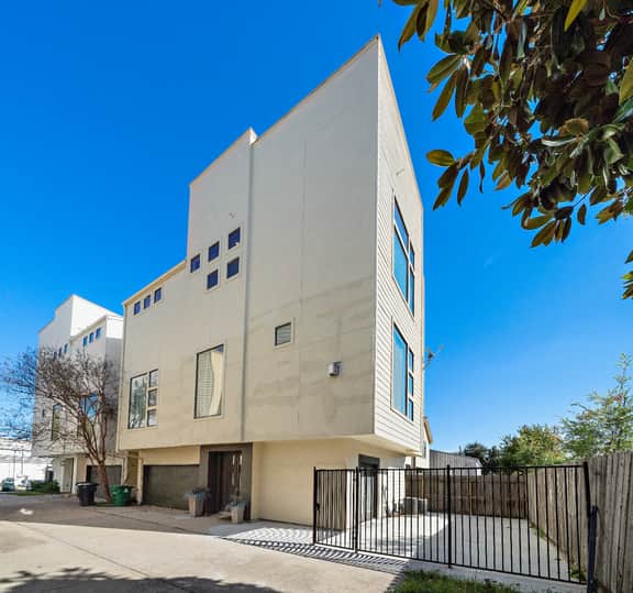 Modern 3BR Rice Military Townhome | Balcony+Fire