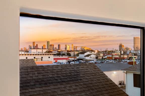 Modern 3BR Rice Military Townhome | Balcony+Fire