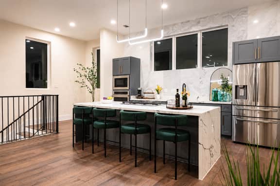The Onyx: 4-Story Houston Retreat w/ Private Rooftop - Image 5
